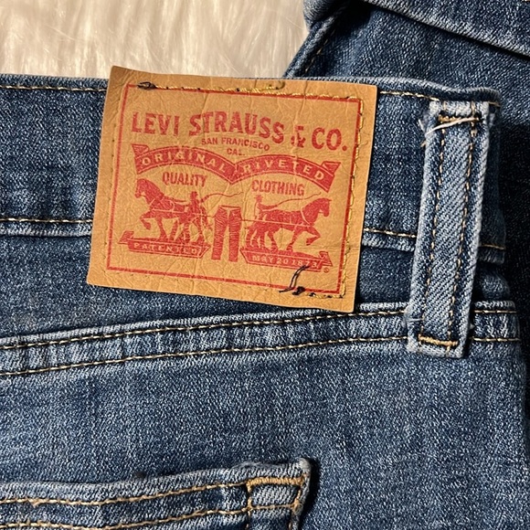 Levi’s Boyfriend Distressed Jeans - Picture 13 of 14